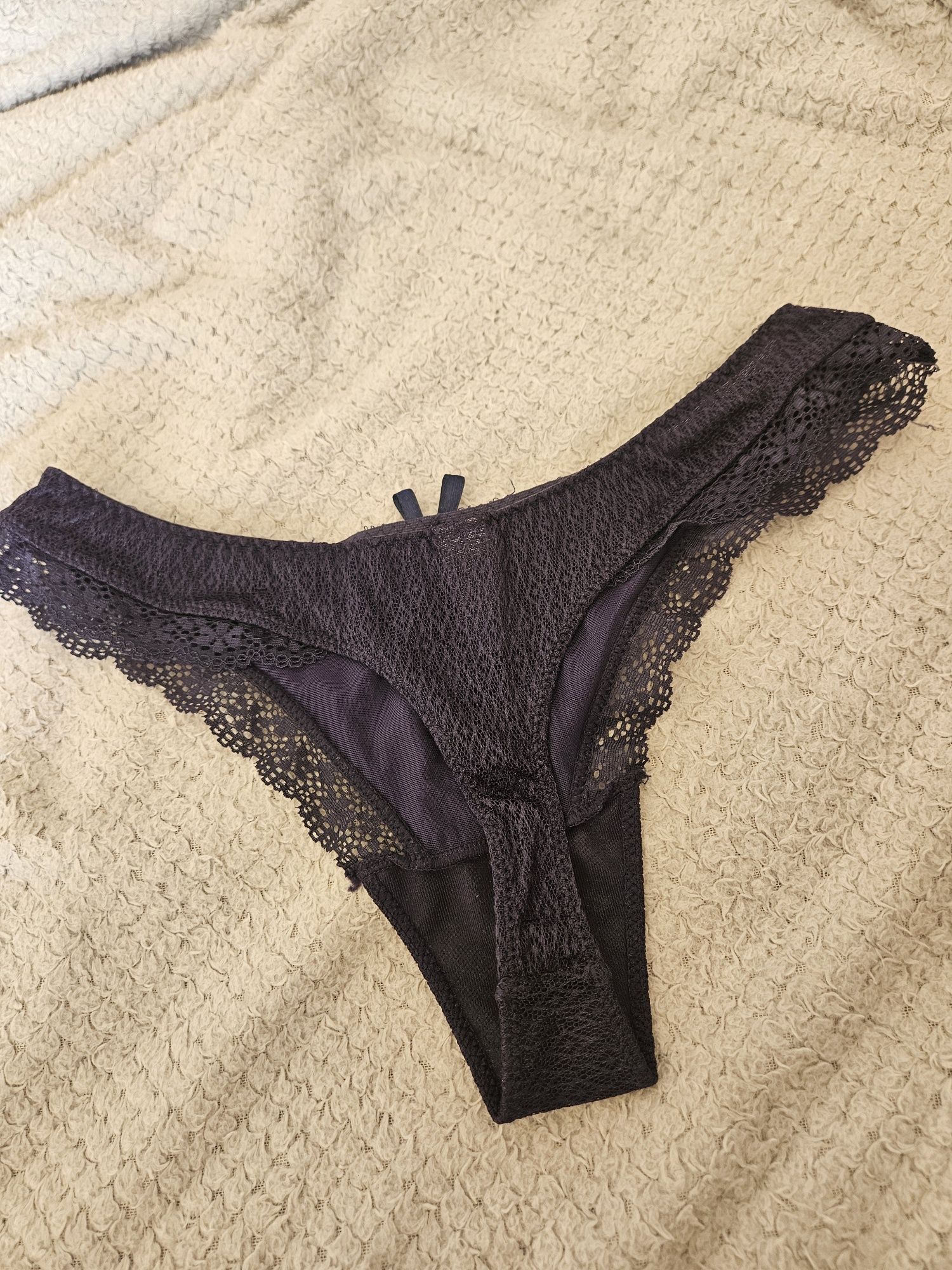 Granatowe stringi majtki XL reserved koronka