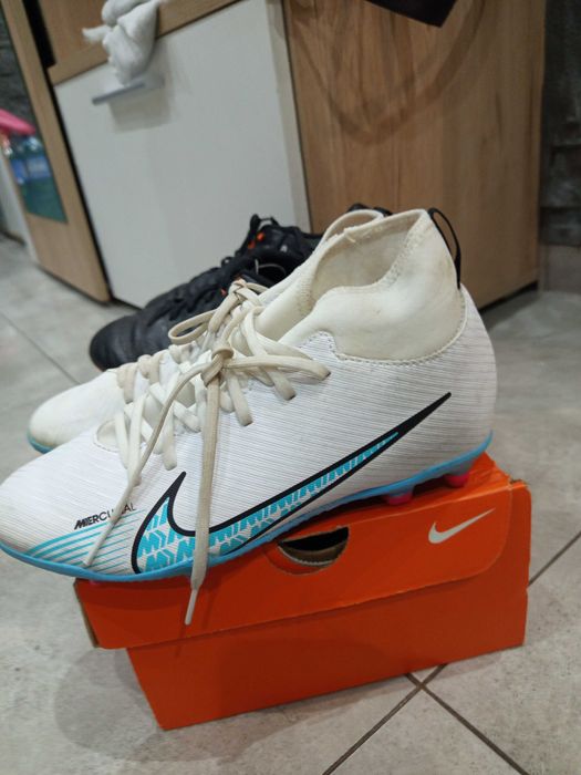 Sprzedam korki Nike białe rozm.38,5 i czarne 38