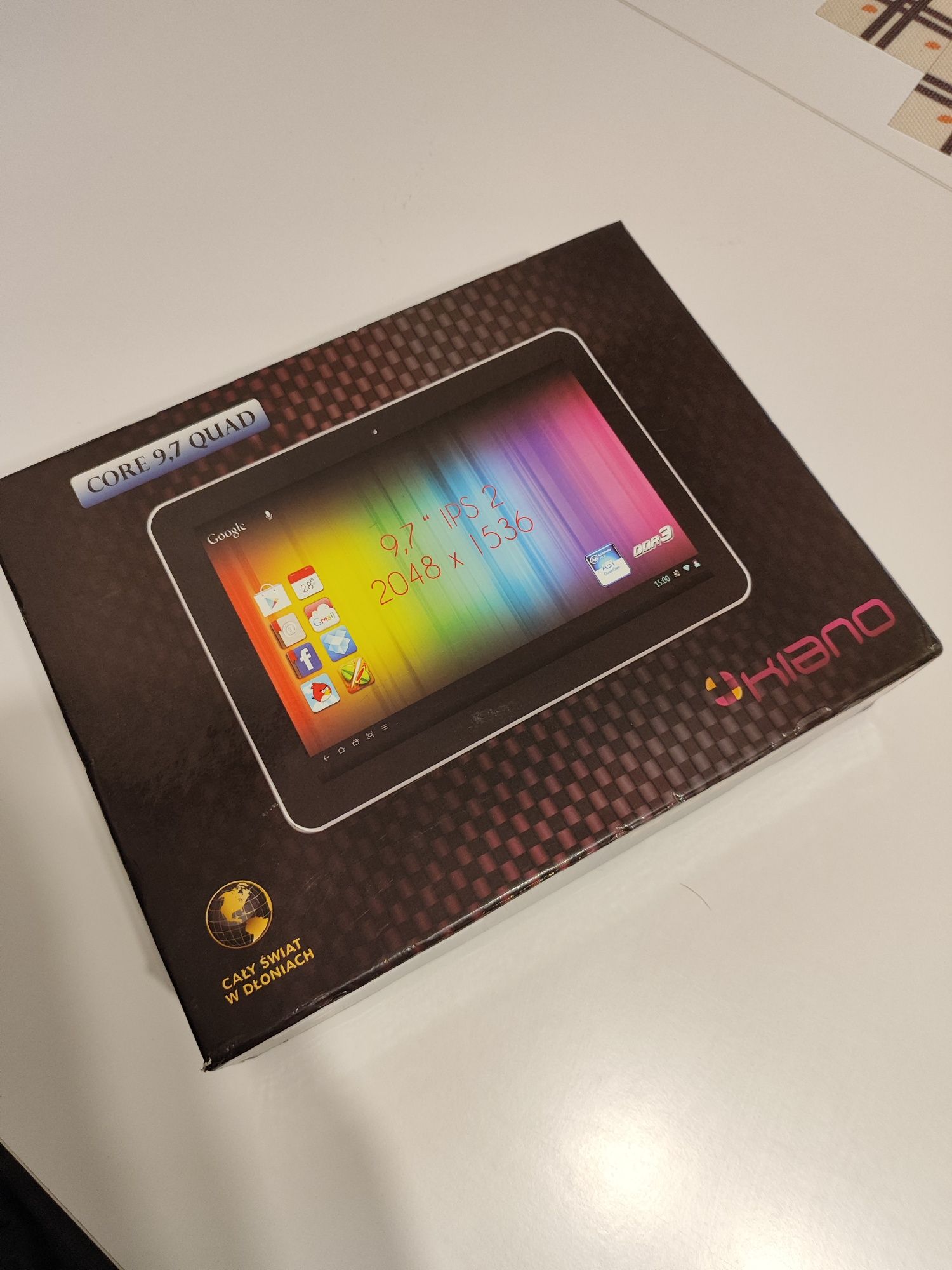 Tablet Kiano z ładowarką i klawiaturą