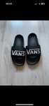 Czarne klapki Vans
