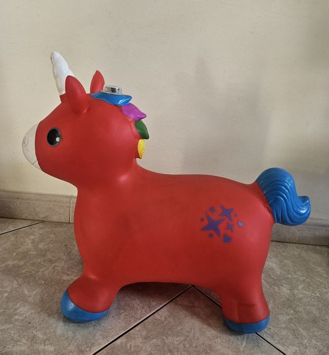 Brinquedo inflável infantil musical em formato de cavalo com assento
