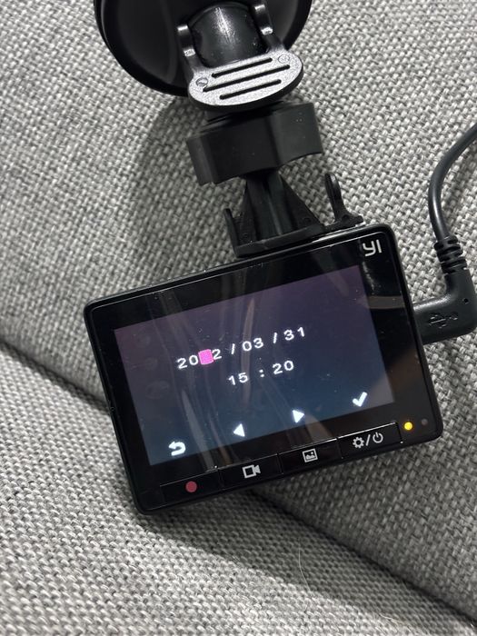 Wideorejestrator Xiaoyi Yi Dash Camera wraz z kartą micro ssd