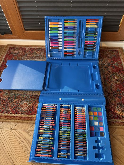 Kredki dla dzieci duza walizka 20 zł