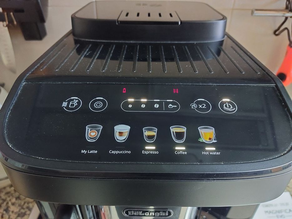 Máquina de café delonghi magnifica evo ECAM290.61.b usada