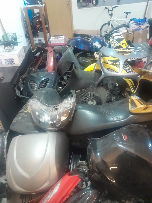 Vario material de várias motas em stock de oficina