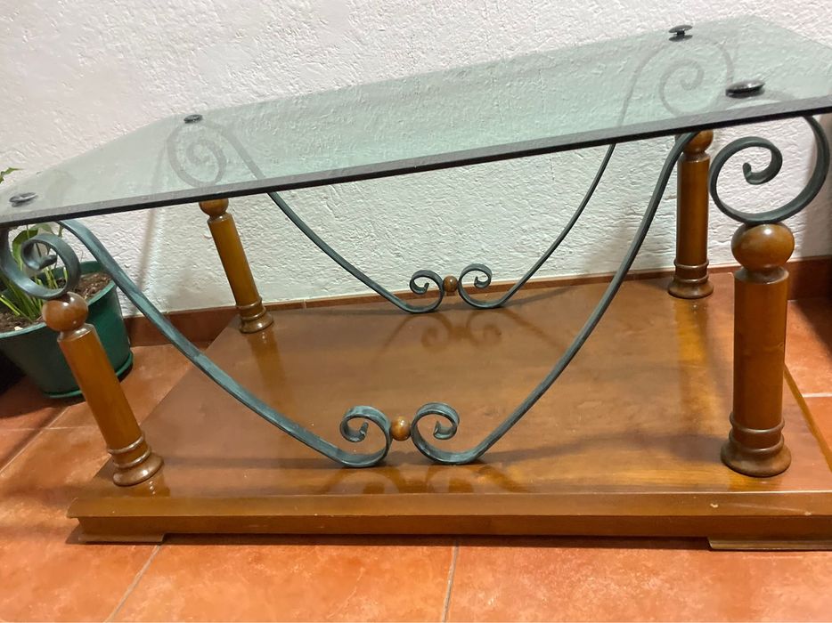 Mesa de vidro com detalhes em madeira