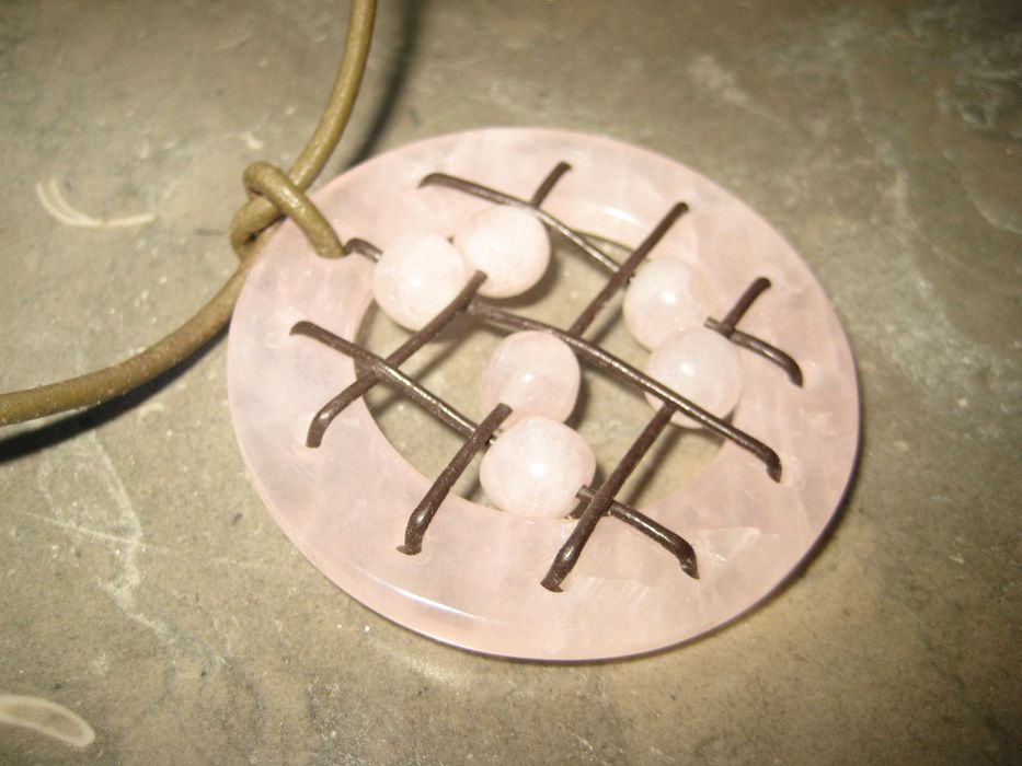 Colar couro c/fecho prata c/pendente quartzo rosa(NOVO)