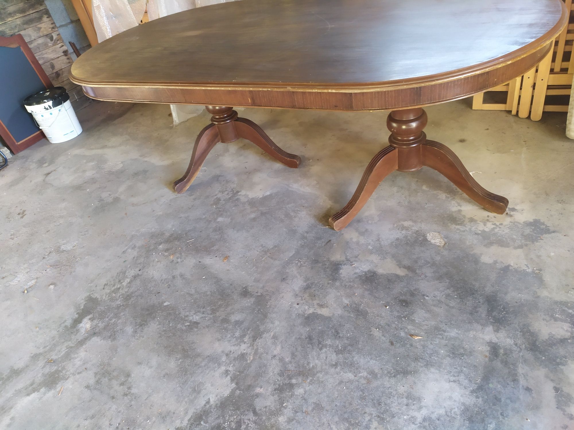 Mesa de sala de jantar e móvel bancada