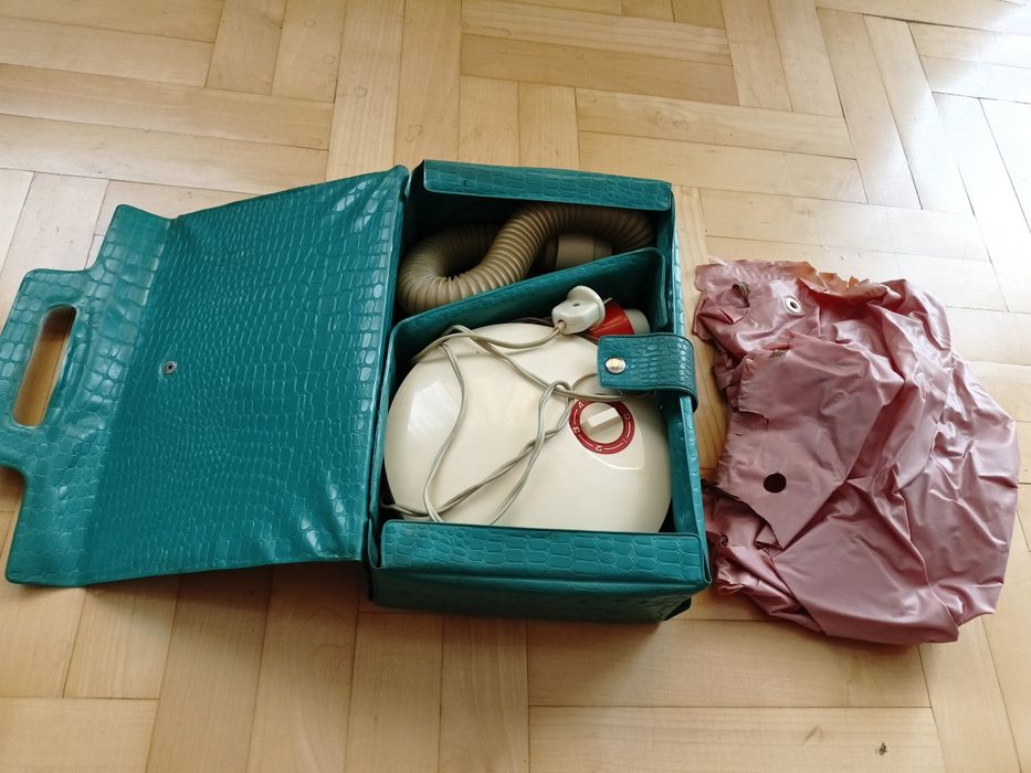 Zabytkowa suszarka hełmowa do włosów z czasów PRL-u