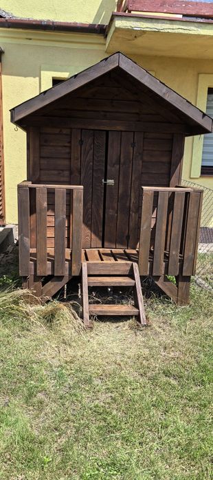 Drewniany domek dla dzieci