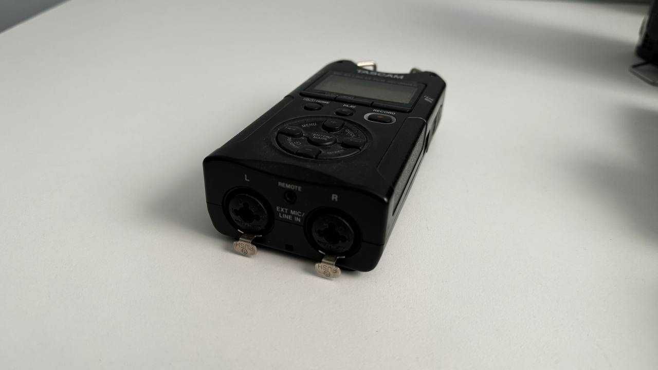 Диктофон професійний Tascam DR-40.