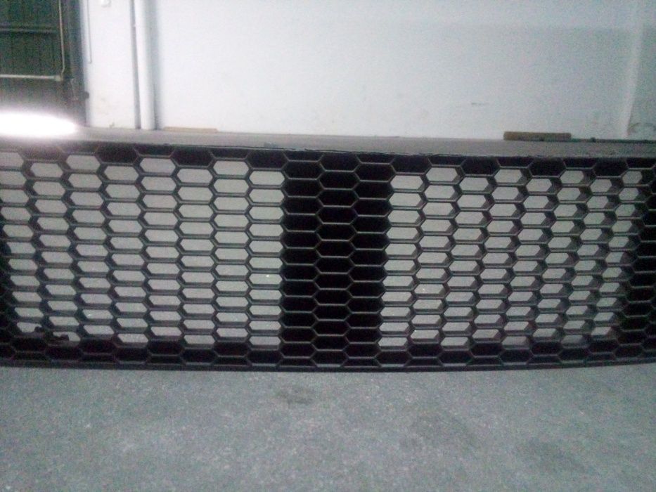 Grelha original de ventilador de pára-choques de Nissan Almera 1.5 DCi