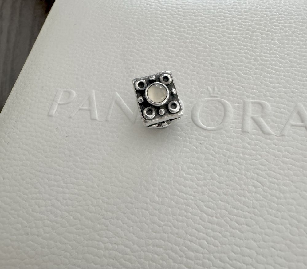 Pandora charm kostka