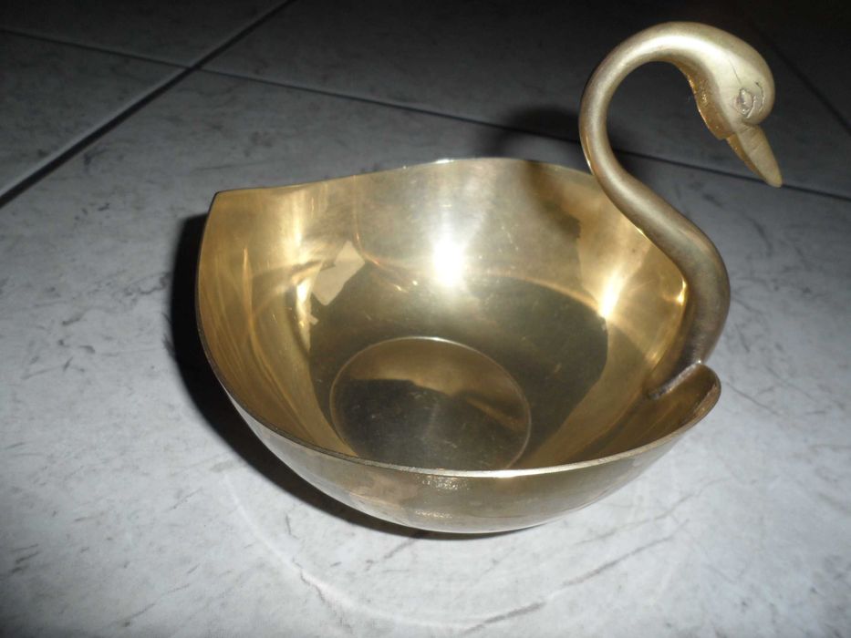 łabędź z mosiądzu