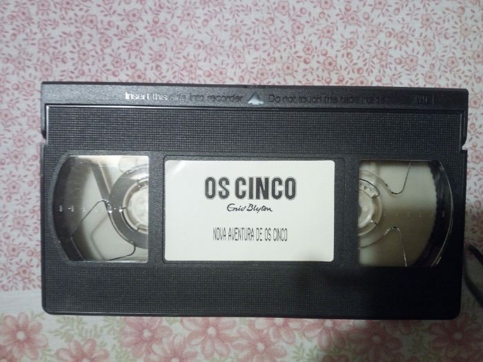 VHS e Livro Os Cinco de Enid Blyton