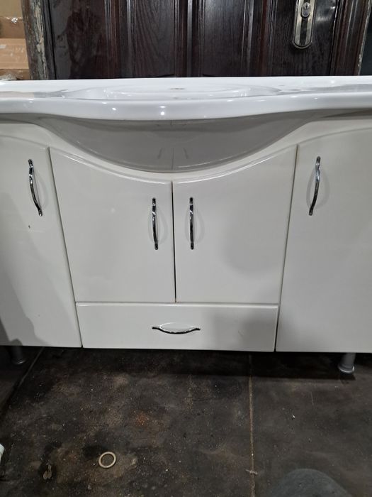 Продам умывальник с тумбой 1.2м