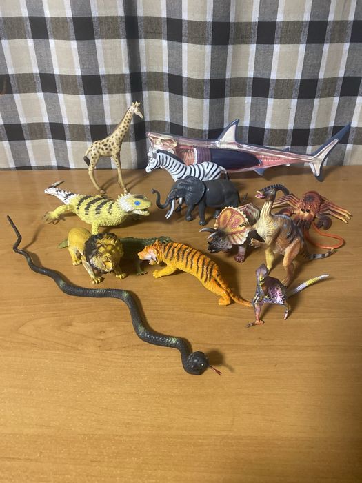 Фигурки игрушки животных ,пресмыкающих,акулы