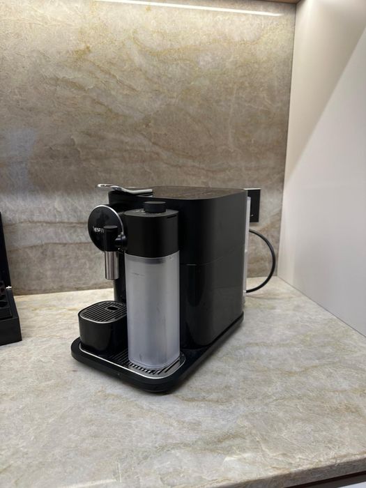 Máquina de Café Nespresso com Depósito de Leite – Excelente Estado