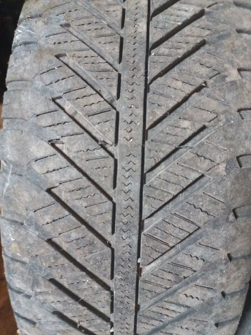 Продам зимову гуму 225/55/17 Goodyear