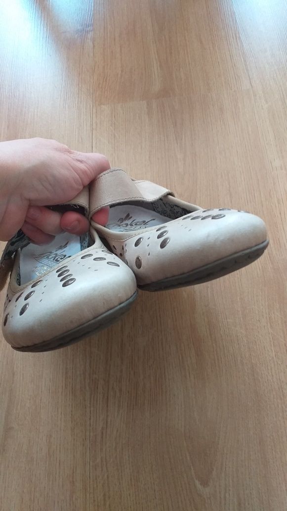 Buty 37 Rieker na niskim obcasie beż pasek na rzepa