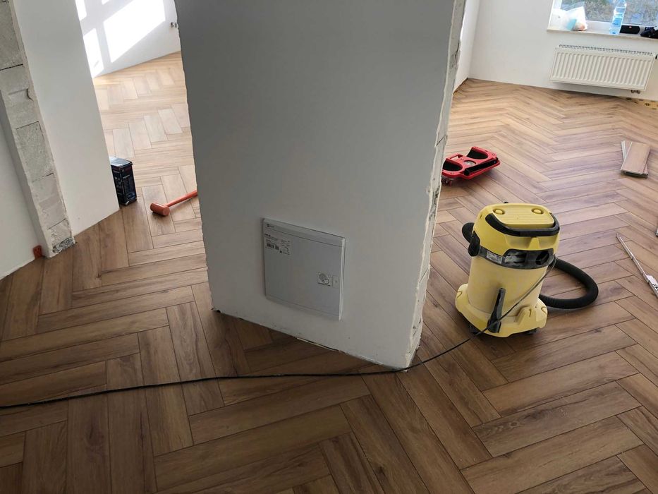 Układanie podłóg: montaż paneli, winyli, desek 3w, jodełka, klejenie