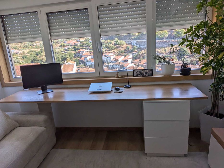 Secretária de escritório em madeira maciça - 2,58m x 60cm + comoda