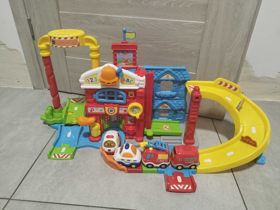 Remiza strażacka tut tut autka VTech w zestawie +3 samochodziki!
