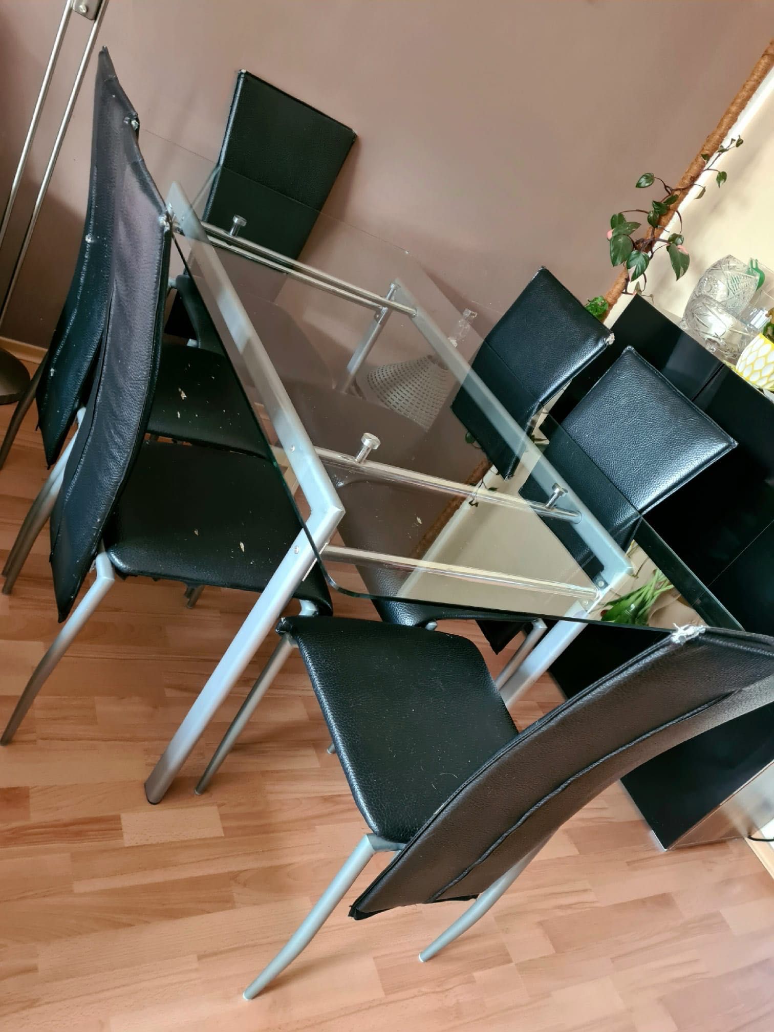 szklany stół na metalowym, srebrnym stelarzu +6 krzeseł (ecoskóra)