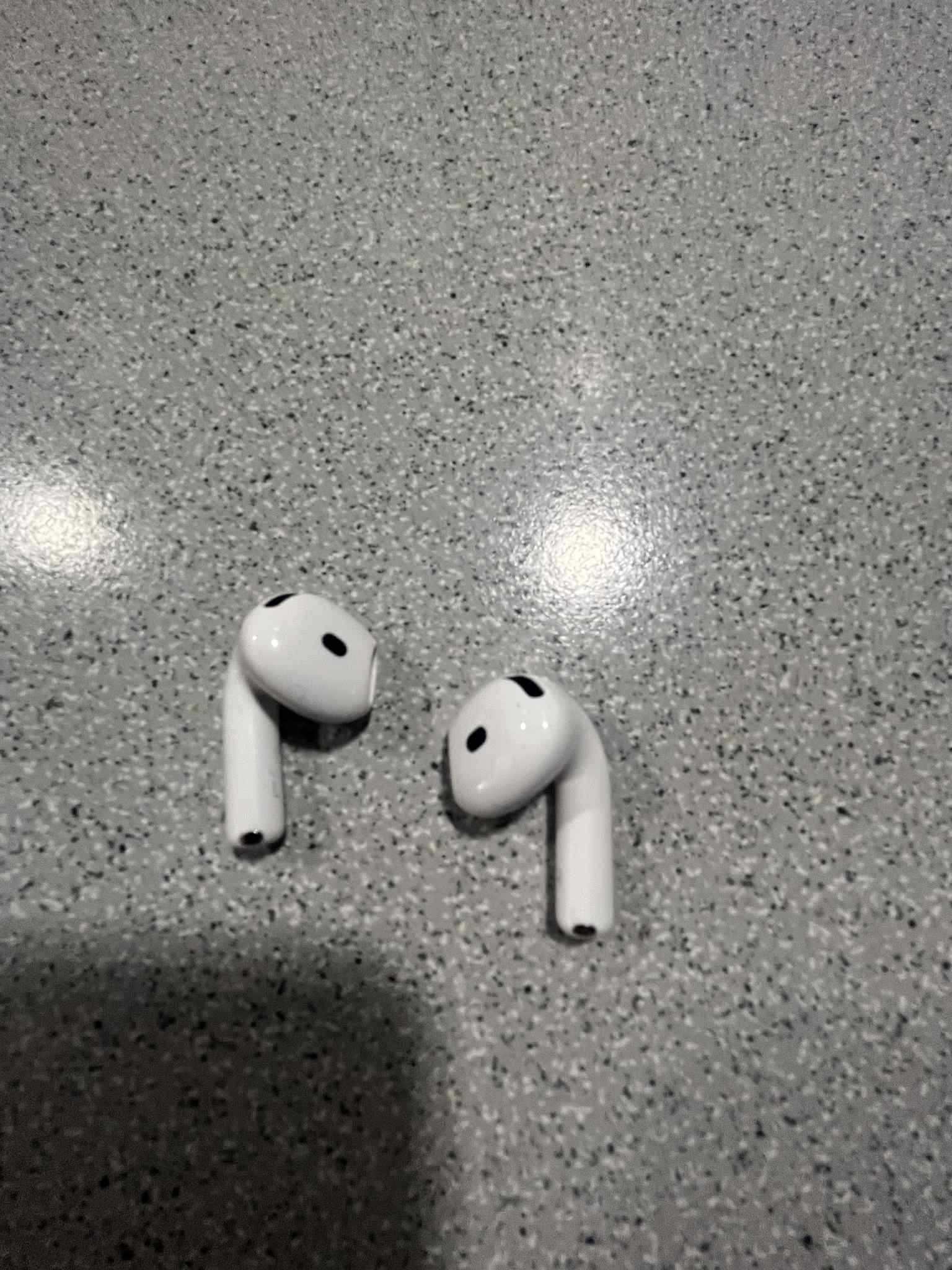 AirPods 4 (w dobrym stanie, super oferta).