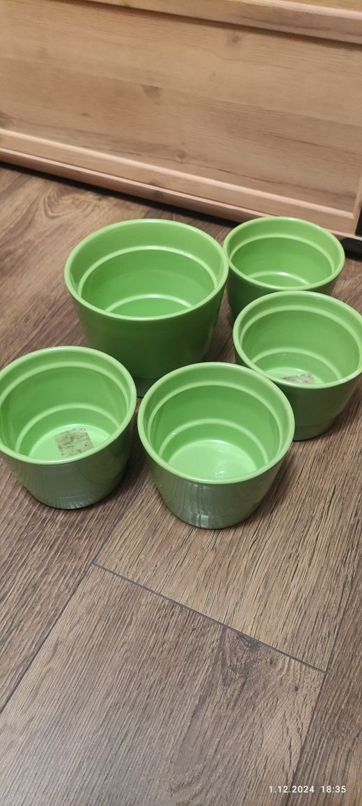 Ceramiczne doniczki, dekoracje w seledynowym kolorze