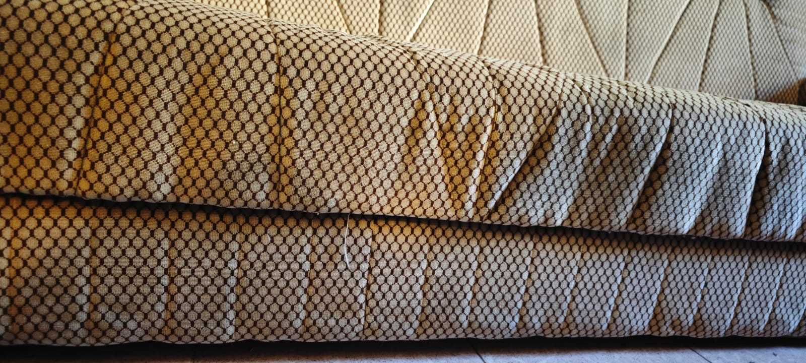Sofá antigo em tecido muito bem estimado - 1,90m x 0,8m
