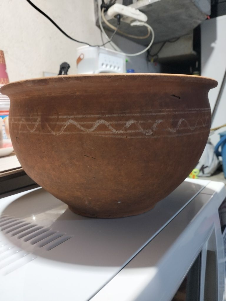 Глиняная миска .