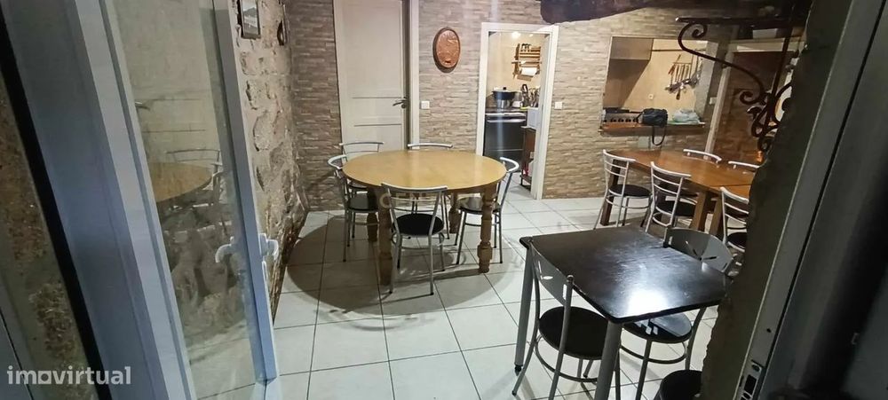Café e Restaurante, equipado e a laborar