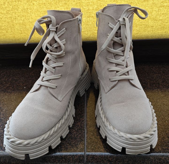 Бежеві замшеві чоботи