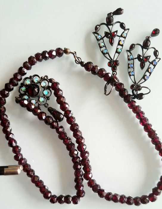 Гранатове кольє та сережки,