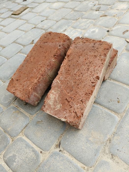 Stara cegła rozbiórkowa