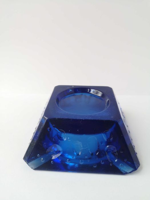 Niebieska popielniczka - Krople rosy - Hortensja  - kolorowe szkło PRL