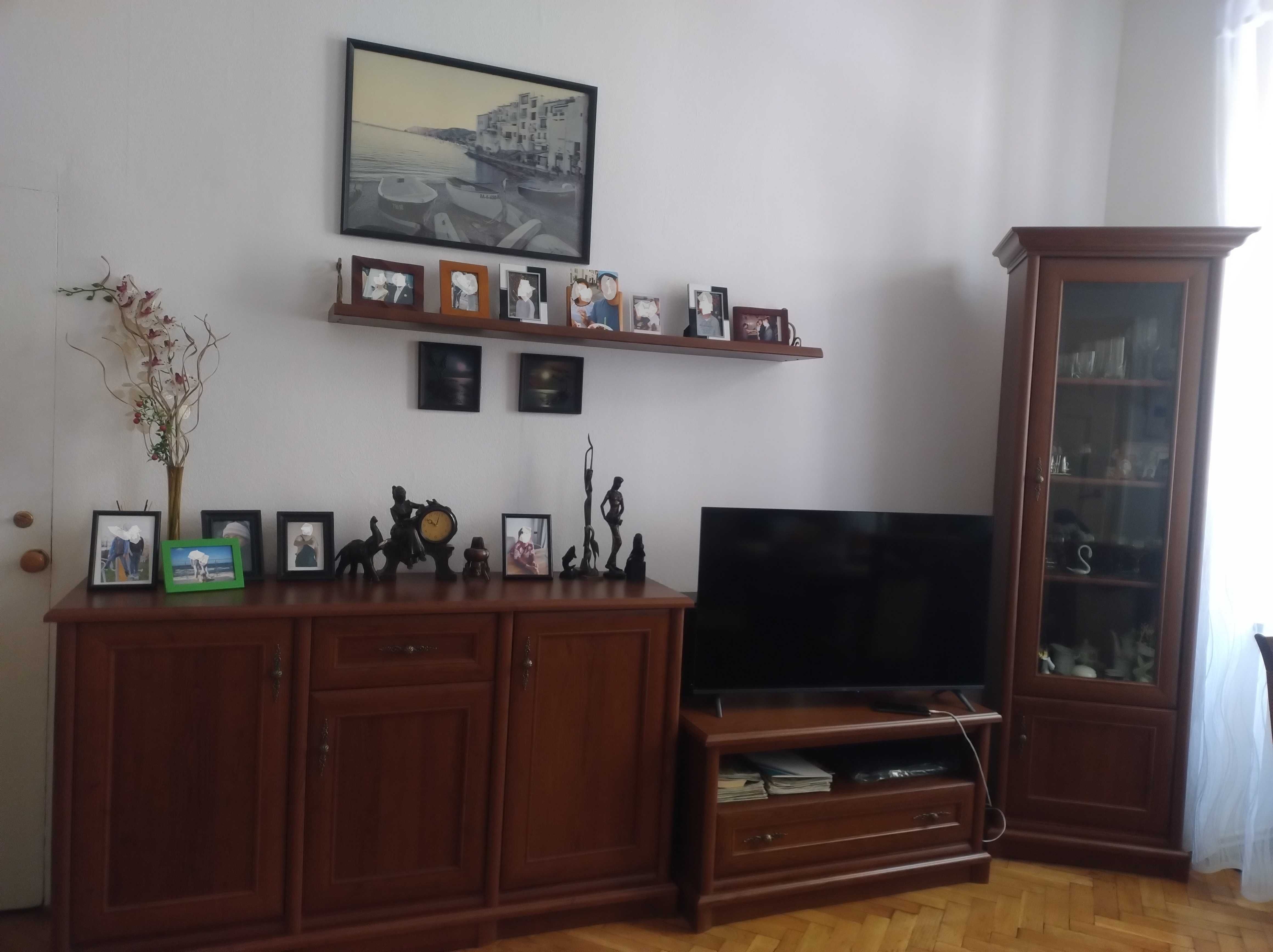 komoda z 3 drzwiami i szufladą Black Red White Kent w kolorze kasztan