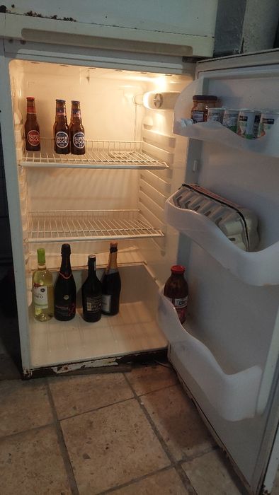 Frigorífico a funcionar com vestígios de uso