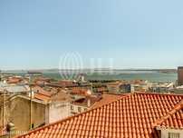 Moradia T5 com jardim, garagem e vista rio, em Lisboa