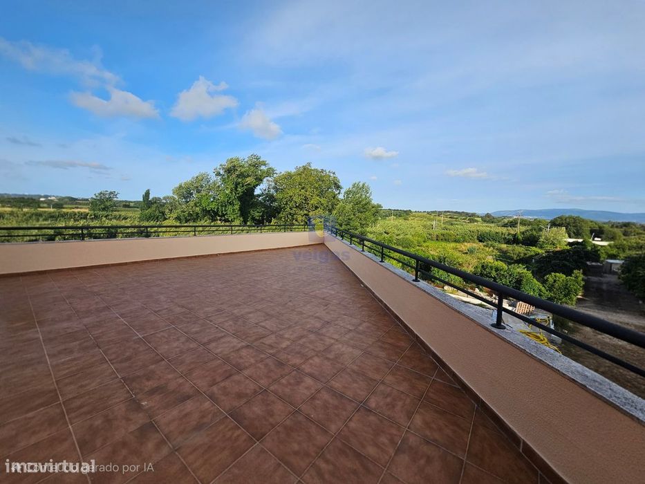 T5 em Condomínio com Piscinas, Campo de Jogos, Estacionamento e Terraç