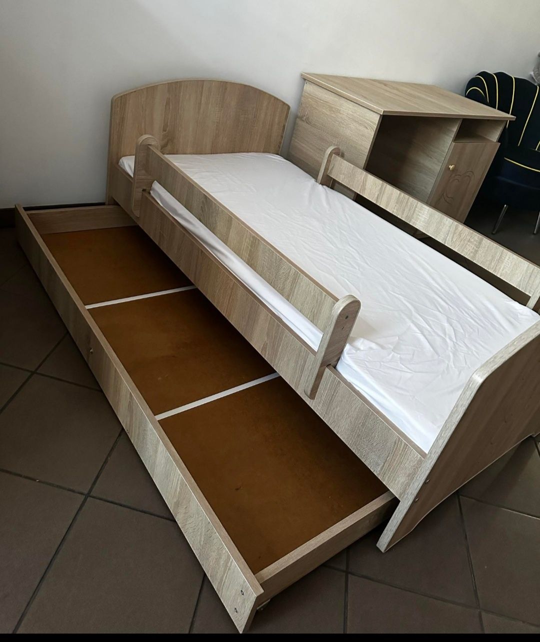Meble dziecięce: łóżko + biurko