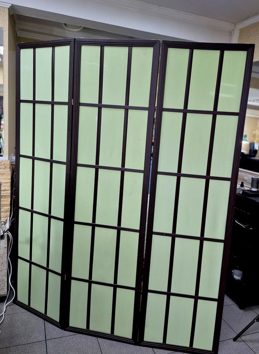 Ширма складається з трьох секцій оливковий колір для салону