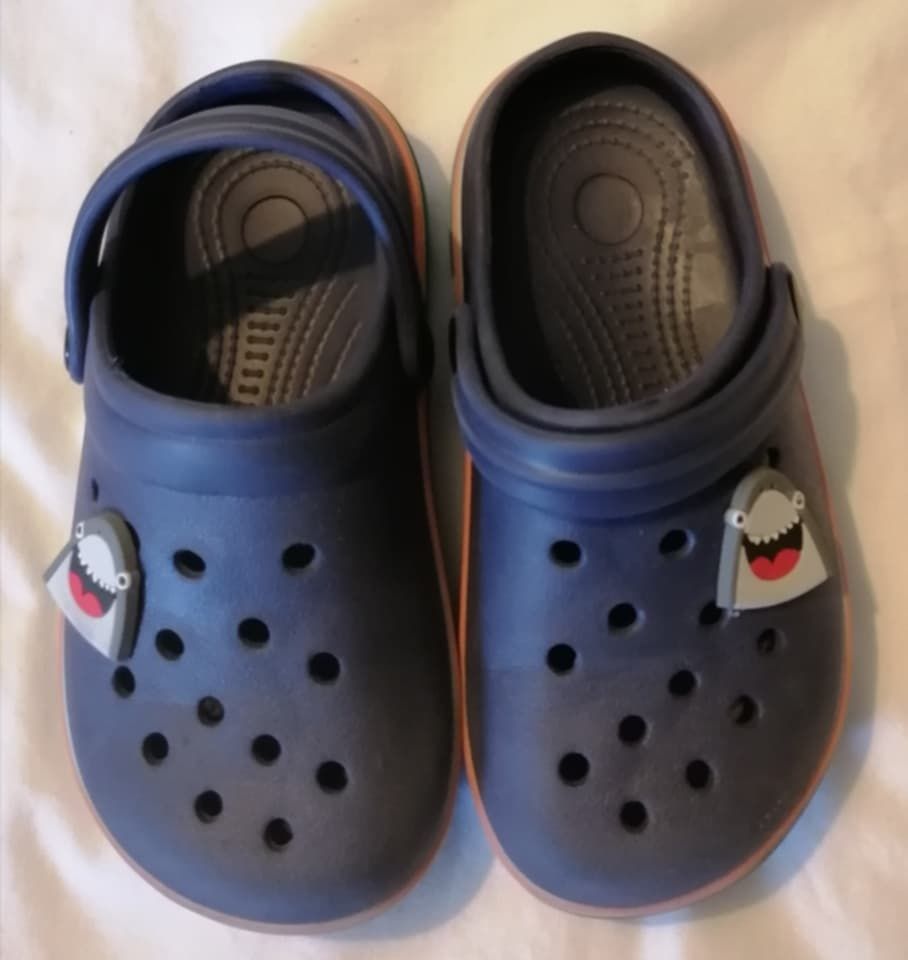 Criança - sandálias e Crocs vários tamanhos e preços