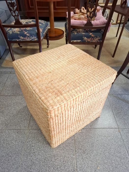 Banco/caixa em vime entrançado.