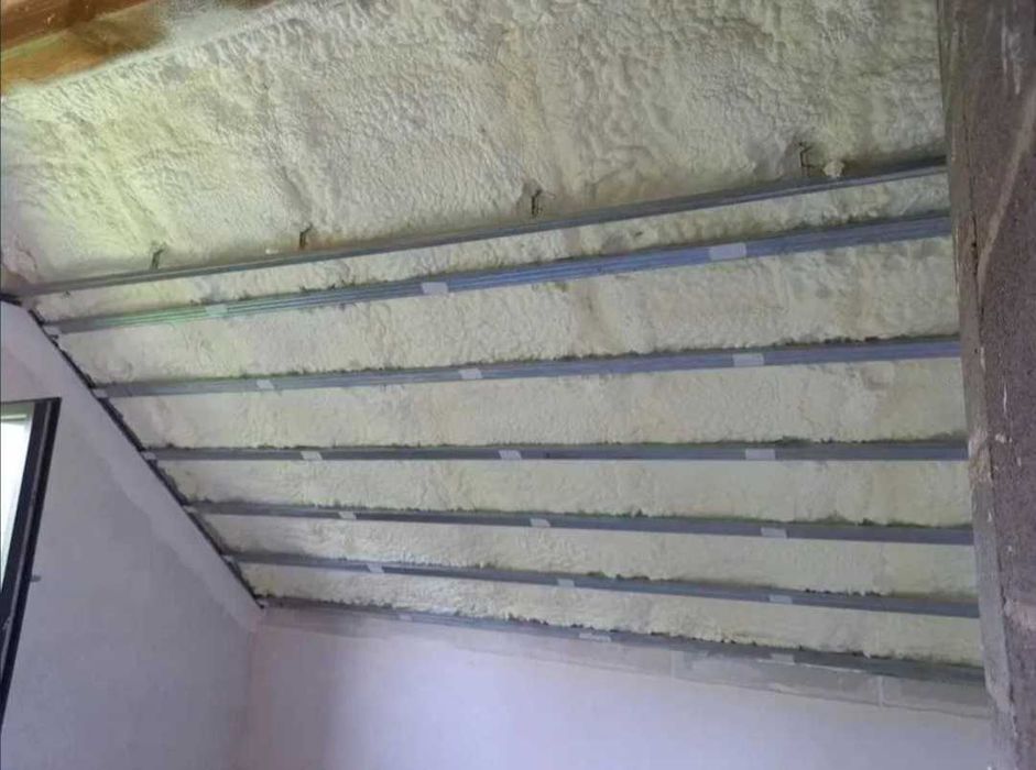 Утеплення піною, ППУ пінополіуретан.  Утеплення даху, мансарду