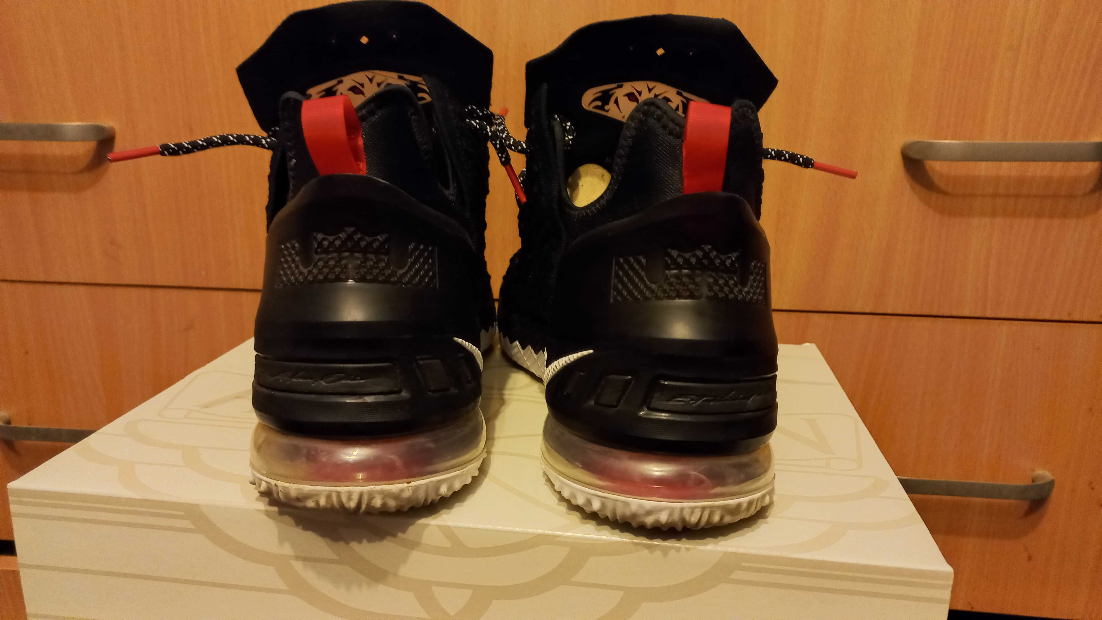 Nike LeBron 18 w kolorystyce "Bred" roz. 46