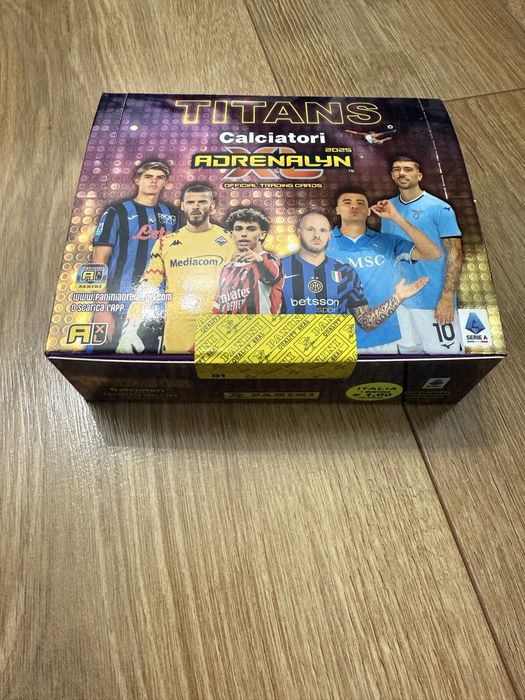 Box calciatori titans 2025 panini adrenalyn trading cards