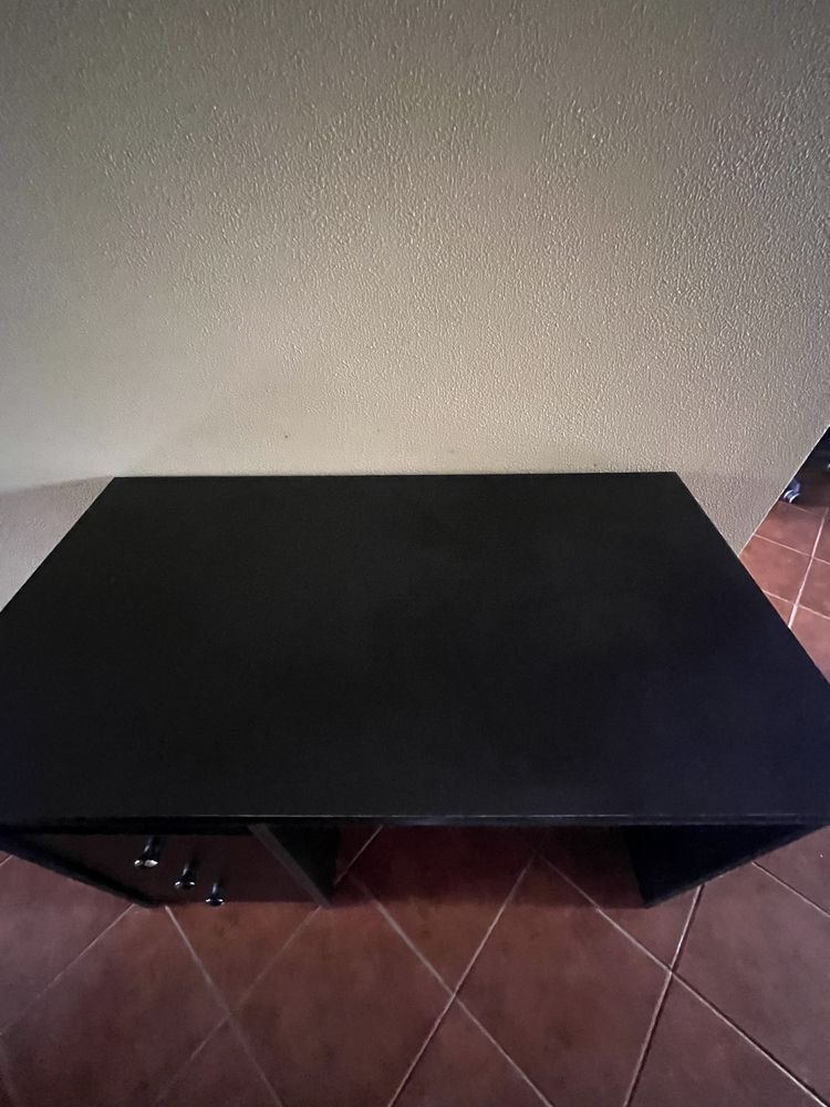 Secretaria Preta com gavetas