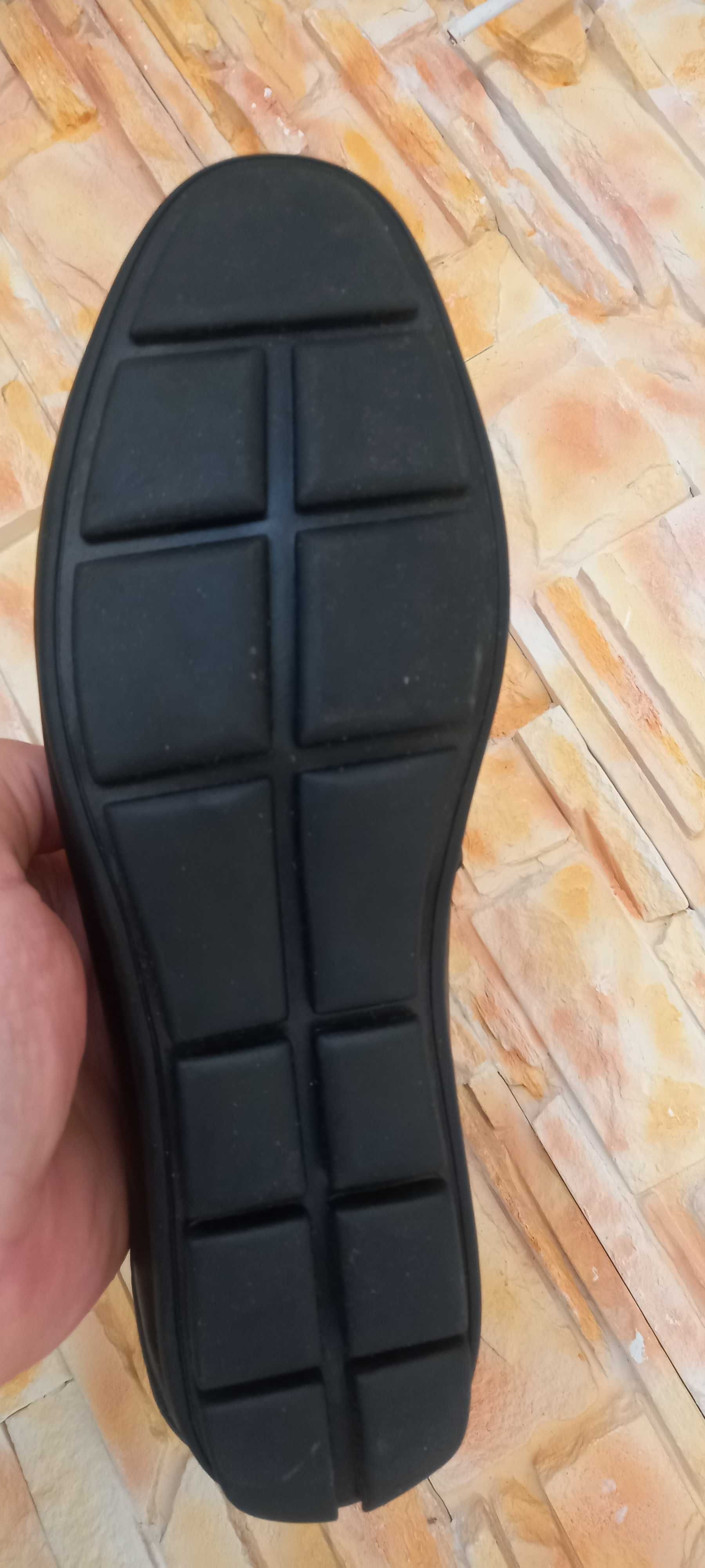 Продам взуття,мокасини
